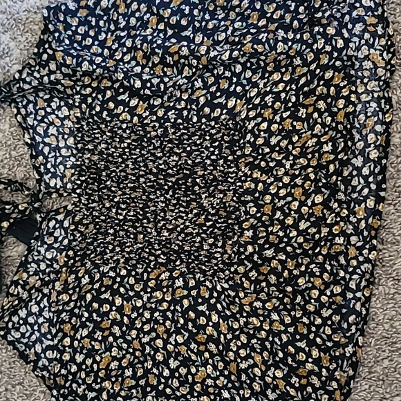 2 STUNNING CROP TOPS FLORAL AND RIBBED KNIT HALTER - Picture 9 of 11